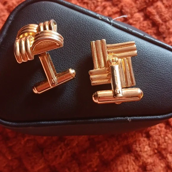 Vintage Golden Cuff Links - Picture 3 of 4